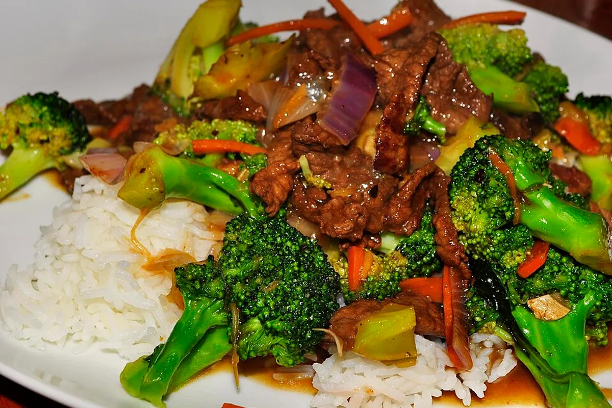Glazed beef and broccoli with carrots red onion and white rice
